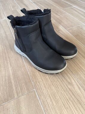 Khombu Black Faux-Fur Lined Winter Ankle Boots